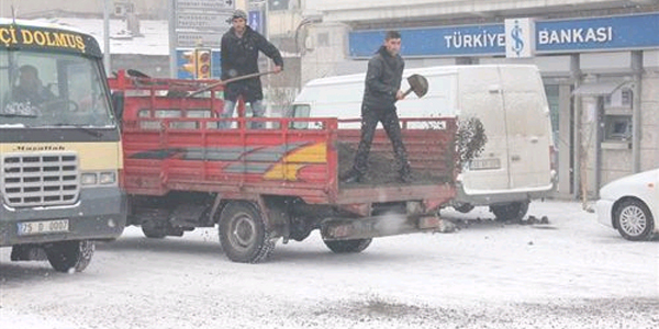 Belediye ekiplerinden buz seferberlii