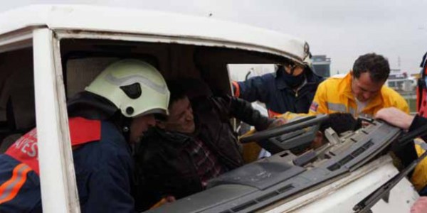 Denizli'de minibüsle otomobil çarpıştı: 6 yaralı
