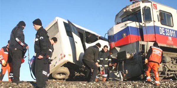 Yük treni servis aracına çarptı: 5 yaralı