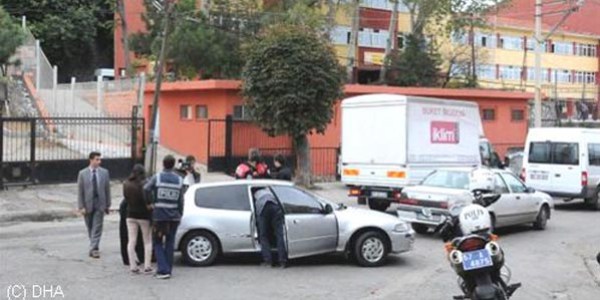 Okul önünde bekleyen 37 kişiye para cezası