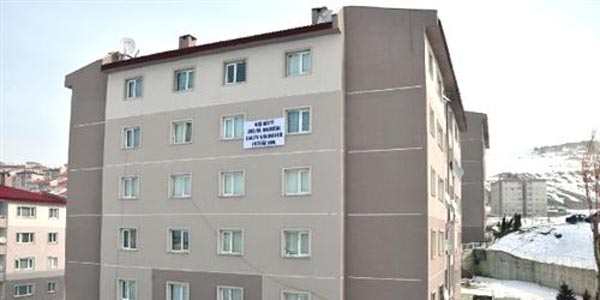 Son çareyi pankart asmakta buldu