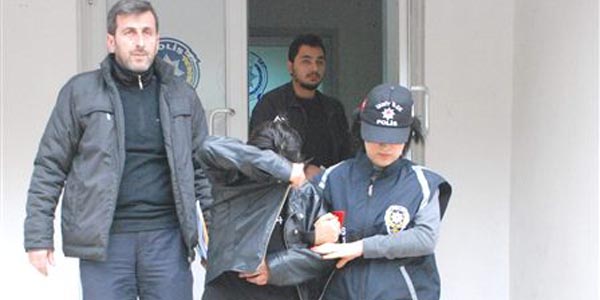 Kasiyeri oyalayarak para çalan kadın yakalandı