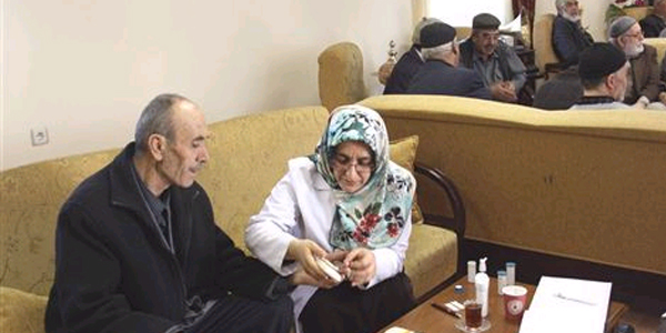 Emekliler konağı sakinlerine sağlık kontrolü
