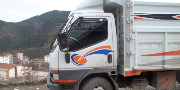 Sarhoş gençler beş otomobilin camlarını kırdı