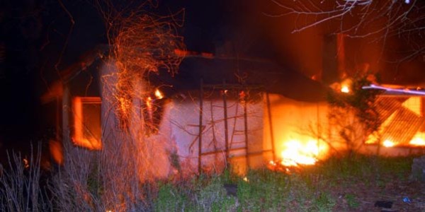 Yangının olduğu eve ulaşamayan itfaiye, alevlerin sönmesini bekledi