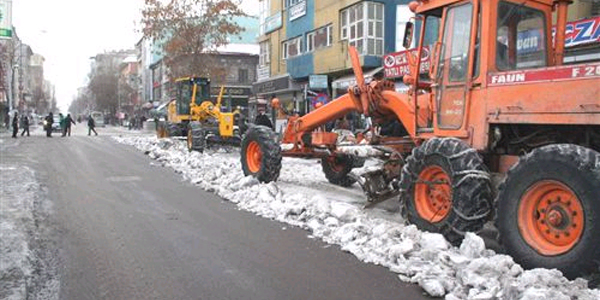 Kars Belediyesi caddelerin kar ve buzunu temizliyor