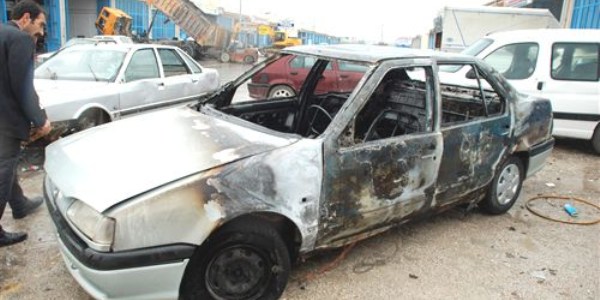 Seyir halindeki otomobil yandı