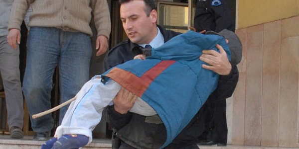 polis, yürüyemeyen şahidi kuçağında taşıdı