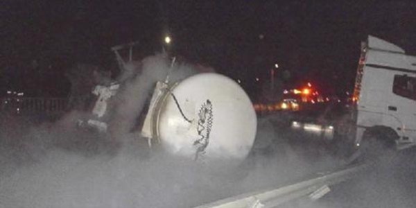 Oksijen ykl tanker devrildi, sznt nedeniyle yol 3 saat kapatld