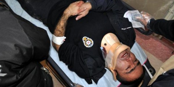 Ceza yazmak isteyen polise levyeli saldırı