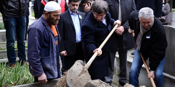 Davutoğlu, ilkokul öğretmenini son yolculuğuna uğurladı