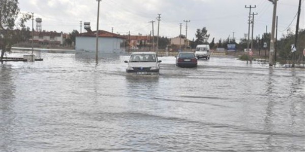 Sağanak yağış Edremit'te sele neden oldu
