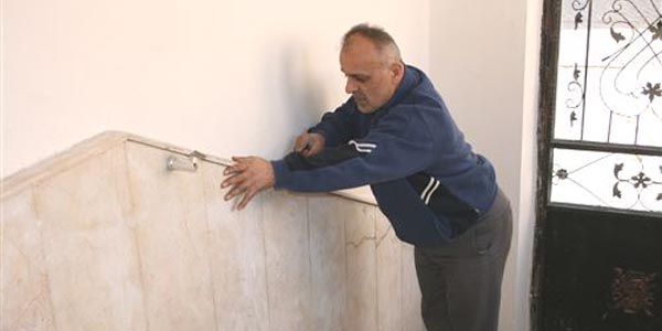 Görev yaptığı camide işçi gibi çalıştı