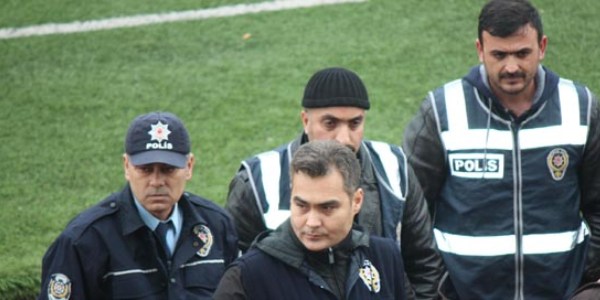 Hakeme atılan pet şişe polise geldi