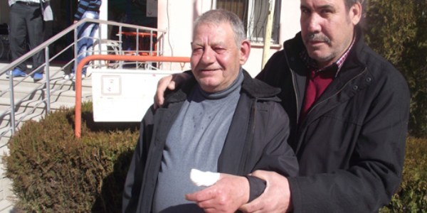 Keserle odun parçalarken parmağını kopardı