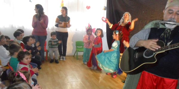 Minik öğrencilerin tiyatro keyfi