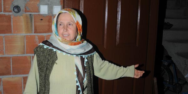 Polis operasyonda kırdığı kapının yenisini taktırdı