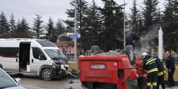 Öğrenci servisi kaza yaptı: 9 yaralı