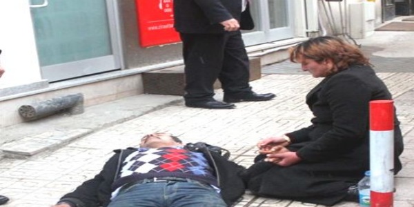 Kendisini sokakta döven eşi bayılınca, elini tutup bekledi