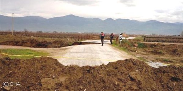 Alaşehir'de selden yol çöktü