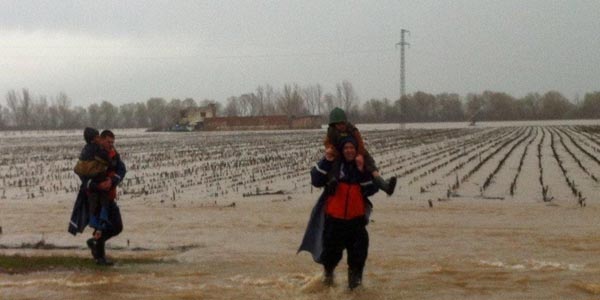 Taşkın alanında kalan çocukları AFAD kurtardı