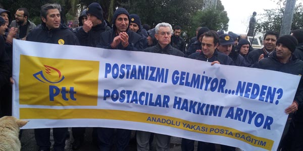Maaşlarını alamayan postacılar iş bıraktı