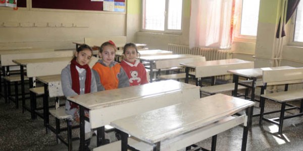 Yüksekova'da derslerin boş geçtiği iddiası
