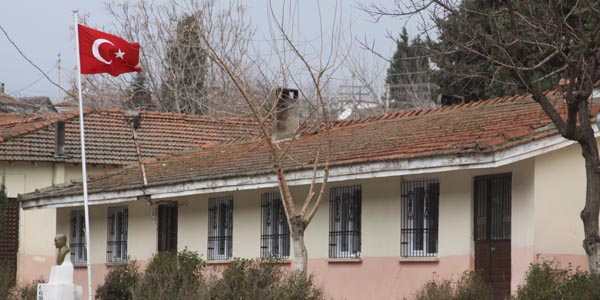 Taşımalıya karşı çıkan veliler çocuklarını okula göndermedi