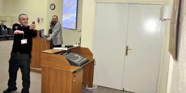 Üniversitedeki özel güvenliğe biber gazı eğitimi