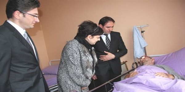 Vali İpek'in eşi huzurevindeki yaşlıları ziyaret etti