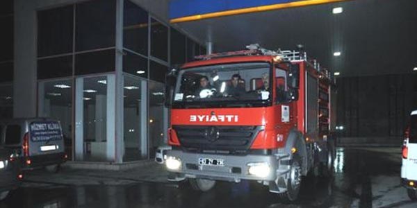 Petrol istasyonunda park halinde bulunan otomobil yandı