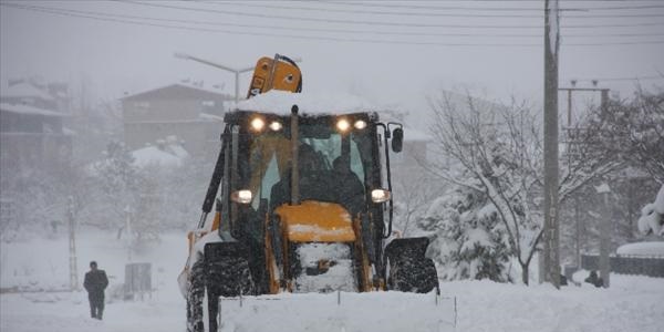 Ahlat'ta 26 ky yolu ulama kapand