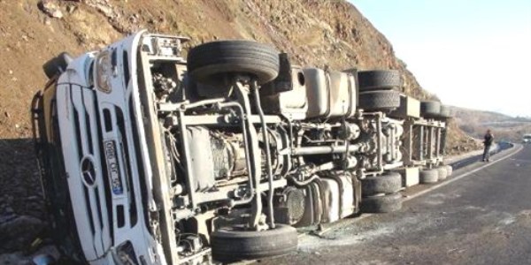 Gübre yüklü Tır devrildi: 1 yaralı