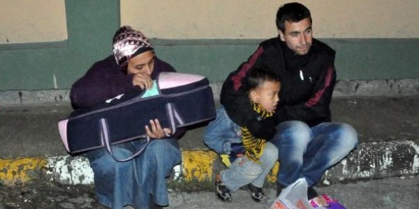 Belediye okul bahçesinde kalan 1'i bebek 4 kişilik aileyi otele yerleştirdi