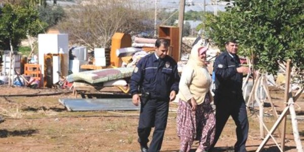 Barakası yıkılan kadın sinir krizi geçirdi