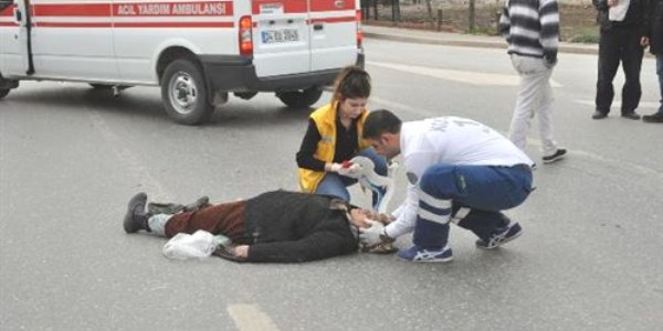 Karşıdan karşıya geçerken otomobil çarptı