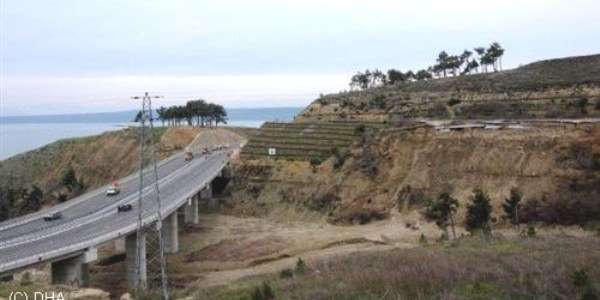 Çanakkale-İzmir karayolu trafiğe kapandı
