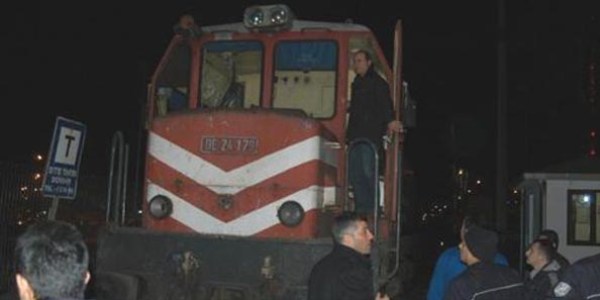 Kapalı hemzemin geçitten geçmeye çalışan 2 kişiye lokomotif çarptı