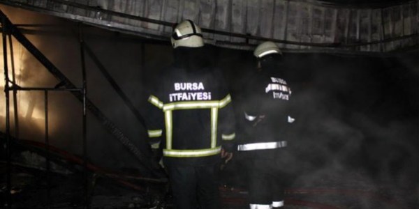 Geri dönüşüm deposunda çıkan yangın korkuttu