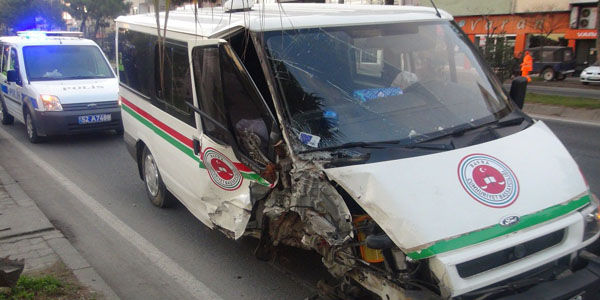 Savcılık minibüsü kaza yaptı: 3'ü asker 4 yaralı