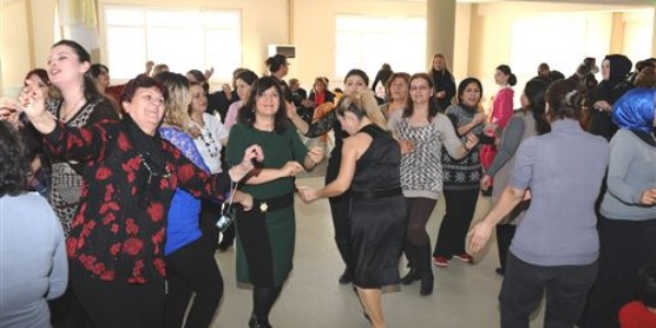 Öğrenci okutmak için çay düzenlediler