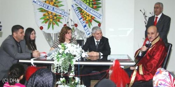 Belediye Başkanından nikaha gelen çifte sevgililer günü şakası