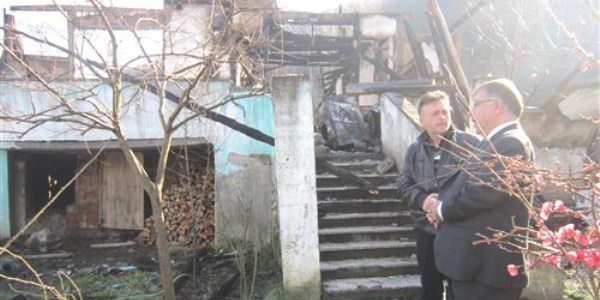 Düzce'de evi yanan aileye devlet el uzattı