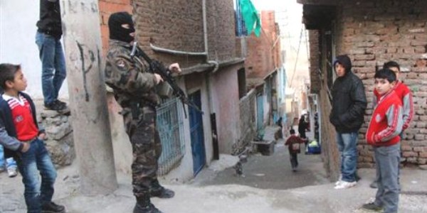 Patlamada gencin kopan parmaklarını polis bulup hastaneye yetiştirdi