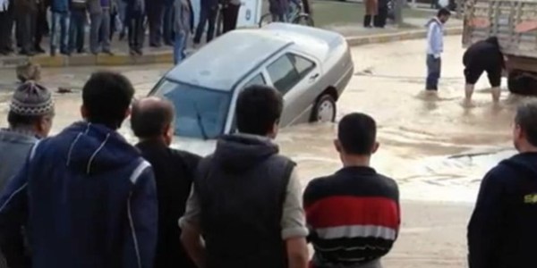 Yer yarıldı otomobil içine düştü!