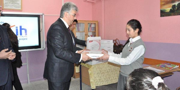 Kars'ta öğrenciler tablet bilgisayarlarla donatıldı