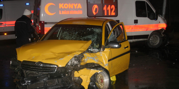 Ambulansla ticari taksi çarpıştı: 8 yaralı
