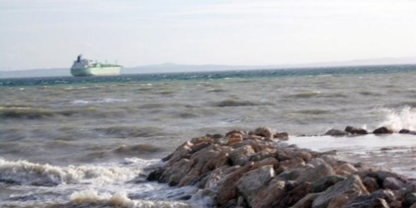 Fırtınaya yakalanan gemiler Şarköy'de