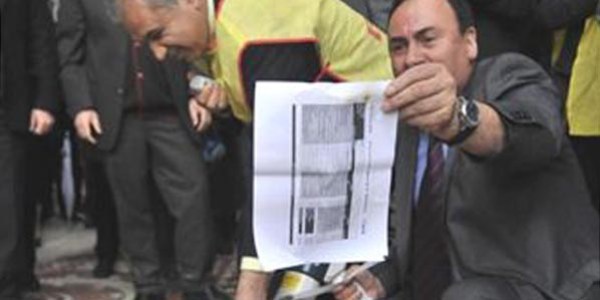 Mersin'de memurlar bordro yaktı