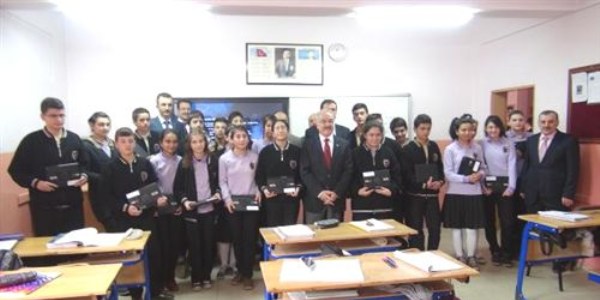 Validen öğrencilere esprili uyarı: Şifreleri kırmazsınız herhalde